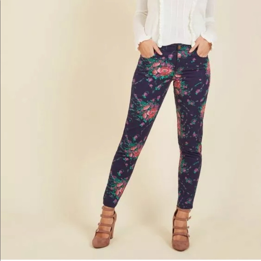 MODCLOTH Exuberant Intrigue Pants in Bouquets 1x